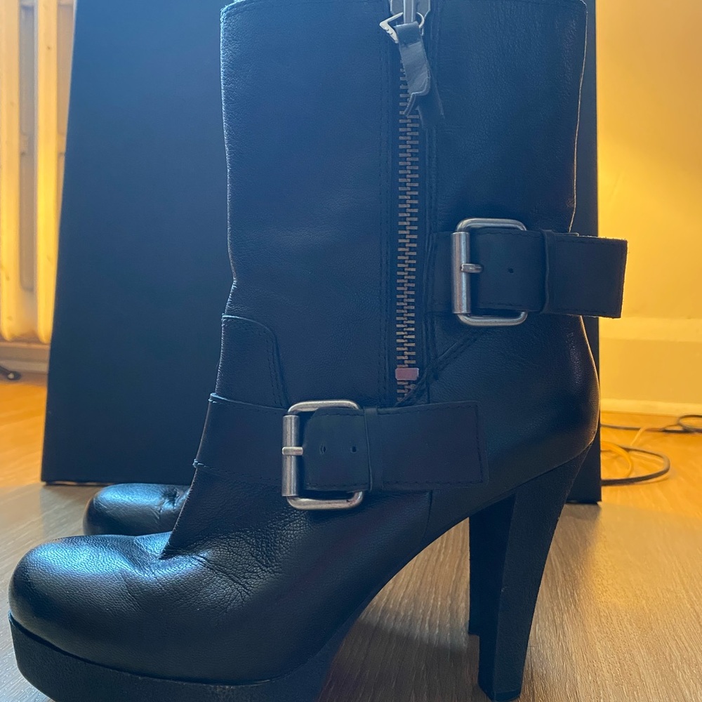 Nine West high heeled boots in black w/ leather
